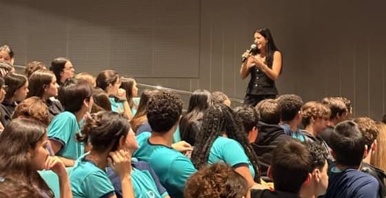 Catharine Nabuco em palestra no Colégio Bernoulli