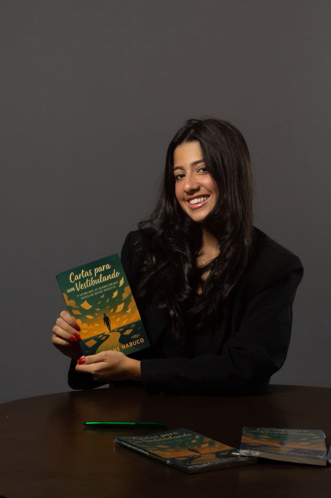 Catharine Nabuco segurando seu livro Cartas para um Vestibulando